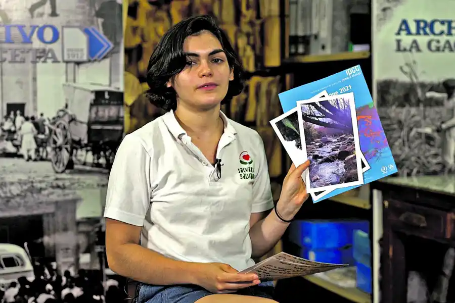 MEMORIA DEL CAMBIO CLIMÁTICO. Rosalba Caldez posa con las imágenes y los textos que aportó a la cápsula del tiempo. 