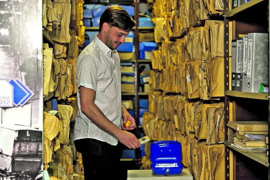 UN NOKIA Y UNA BOLA DE POOL. El músico Leandro Robin con sus objetos. 