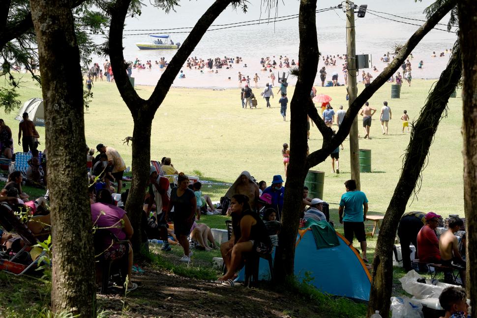 DONDE HAY UNA NECESIDAD, HAY UNA OPORTUNIDAD DE NEGOCIO. Un vendedor de gorras ofrece su mercadería a la gente. 