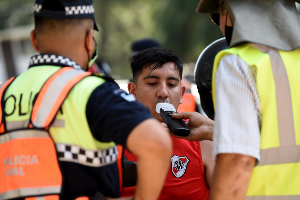 GRANDES Y CHICOS. La zona turística atrajo a grupos familiares que eligieron pasar el día en El Cadillal, el primero del año, con carpas y sombrillas.
