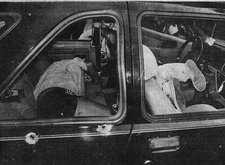 LA ESCENA. El Ford Sierra en el que se trasladaban los “Gardelitos” con los impactos de bala que recibieron. 