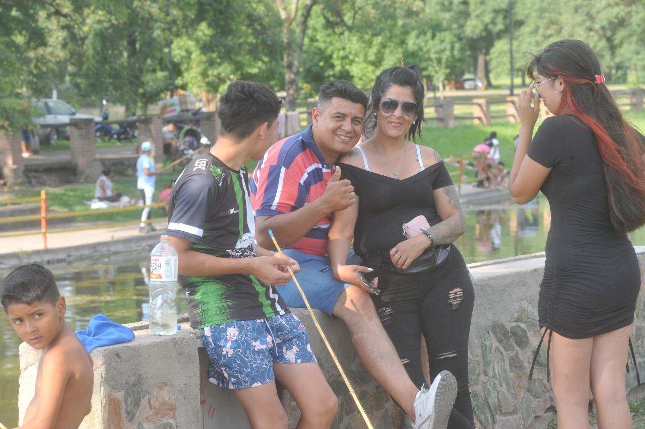LUGAR DE ENCUENTRO. Cuando la tarde fue cayendo, el “pulmón” de la capital se pobló de quienes decidieron celebrar al aire libre.