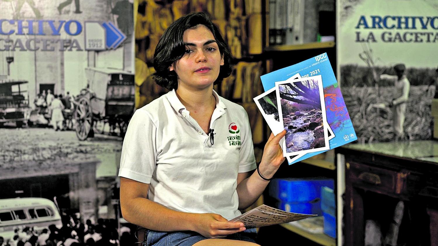 MEMORIA DEL CAMBIO CLIMÁTICO. Rosalba Caldez posa con las imágenes y los textos que aportó a la cápsula del tiempo. 