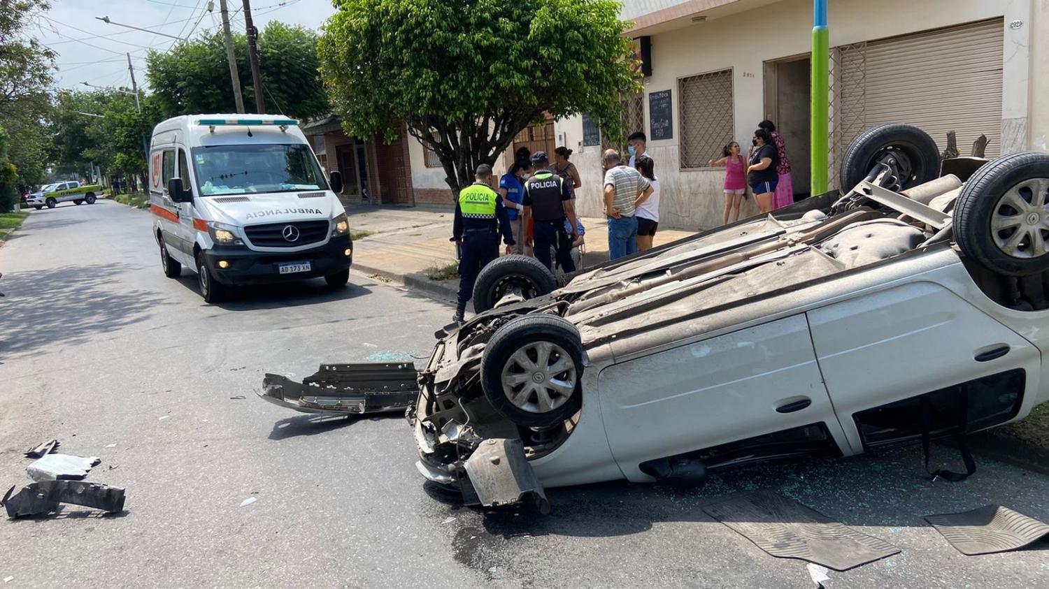 Auto chocó dos vehículos estacionados y volcó