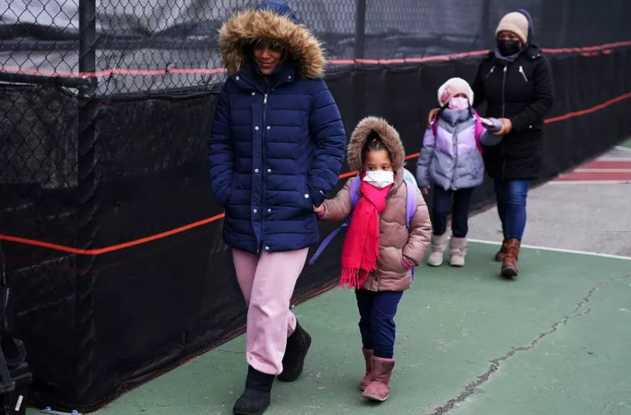 Estados Unidos: las escuelas postergan las aperturas mientras Omicron impulsa la pandemia a niveles récord