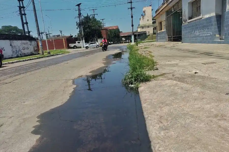 AGUAS SERVIDAS EN LA CIUDAD. Un derrame en el Municipio del sur. 