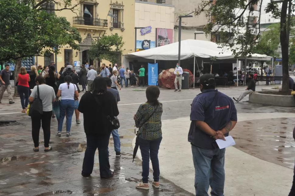 LARGA FILA. Tucumanos esperan ser hisopados en la plaza Independencia. 