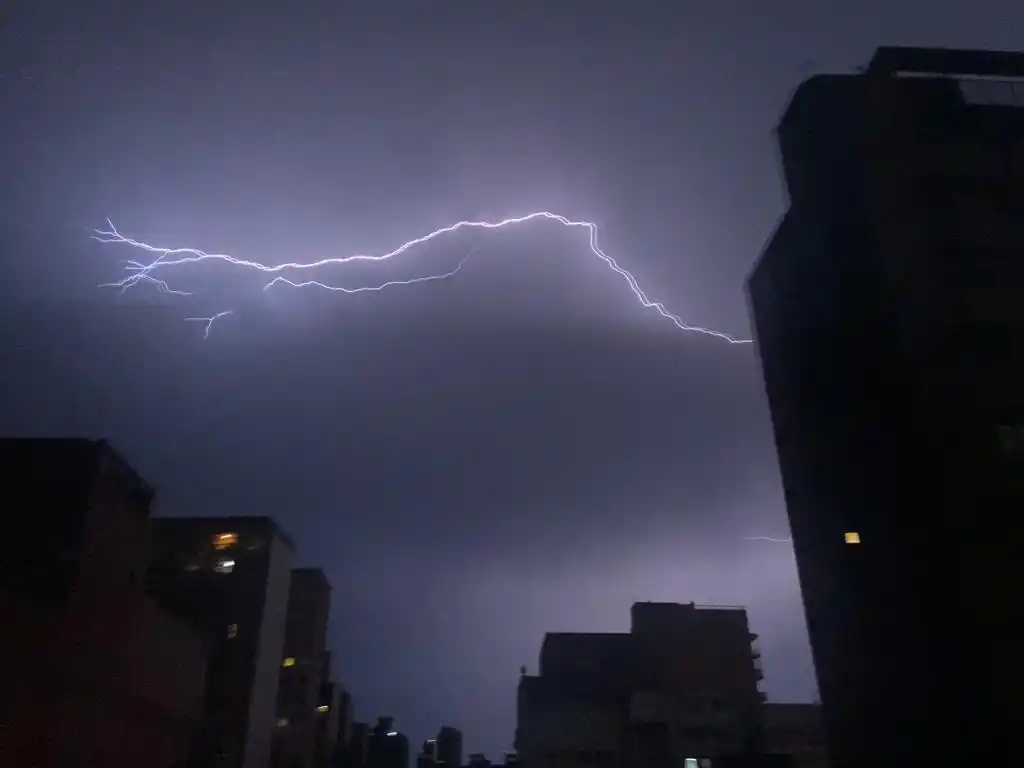 Impactante: Los rayos fueron protagonistas de la tormenta en Tucumán