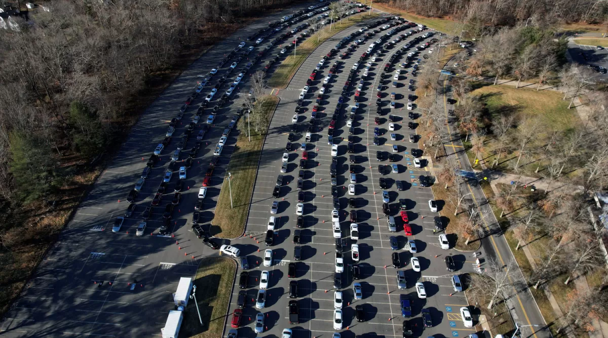 FILAS. En Brockton, Massachusetts, cientos de personas esperaban para acceder a los centros de testeo, después del fin de semana de Año Nuevo. 