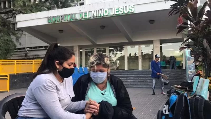 ORACIONES EN EL HOSPITAL. Lorena Sánchez (derecha) reza por su hijo.  