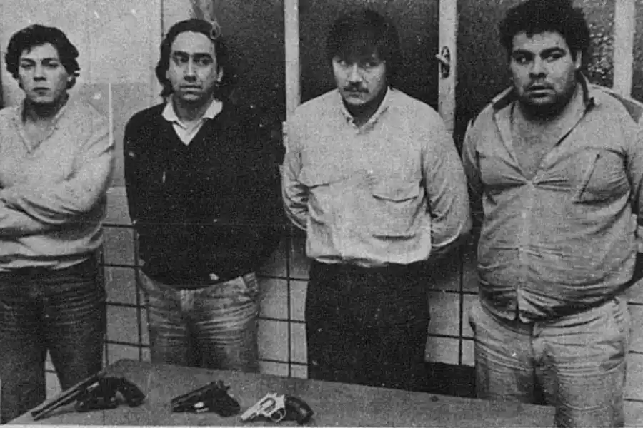 DEMORADOS. “La Chancha” Ale (primero a la derecha) y Vázquez Carranza (buzo oscuro), en agosto de 1985. 