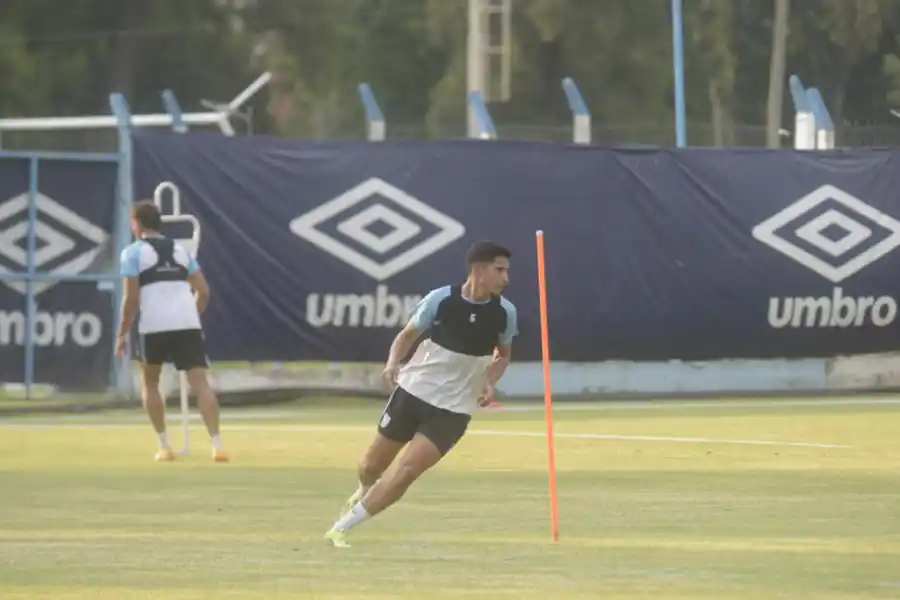 URUGUAYO. Ramiro Cristóbal también padeció del calor tucumano. la gaceta / fotos de franco vera