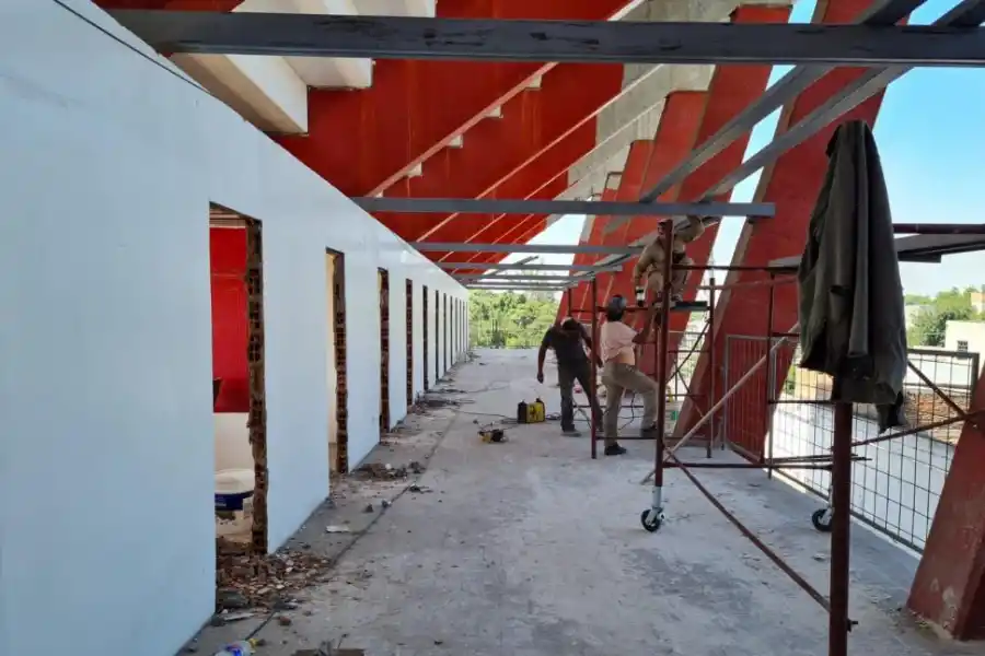 RENOVACIÓN TOTAL. Alrededor de 70 personas trabajan en la mejora de las cabinas de prensa, cuya paredes tenían una filtración de humedad desde hace tiempo. 