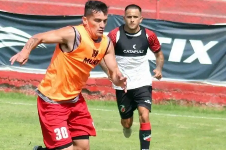 SACRIFICIO. “Maxi” debutó en Lanús a los 20 años. A lo largo de su carrera pasó por ocho equipos y en todos dejó su sello de jugador sacrificado, de mucho trabajo y profesionalismo.  