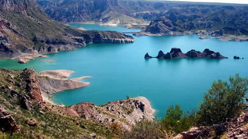 LA TIERRA DEL VINO. Mendoza tiene como marco imponente la Cordillera de los Andres, con sus cumbres siempre nevadas. 