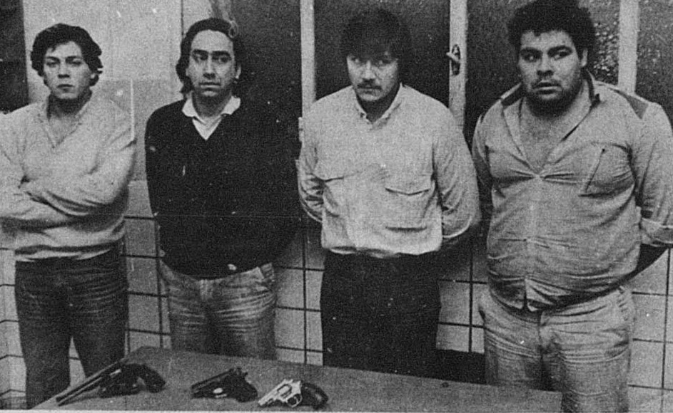 DEMORADOS. “La Chancha” Ale (primero a la derecha) y Vázquez Carranza (buzo oscuro), en agosto de 1985. 