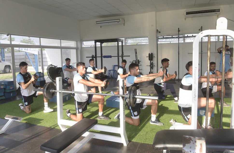 GIMNASIO. La primera parte de la práctica se llevó a cabo en el gimnasio que fue inaugurado hace algunos meses. Luego, los futbolistas entrenaron bajo las ordenes de Azconzábal en la cancha principal. 