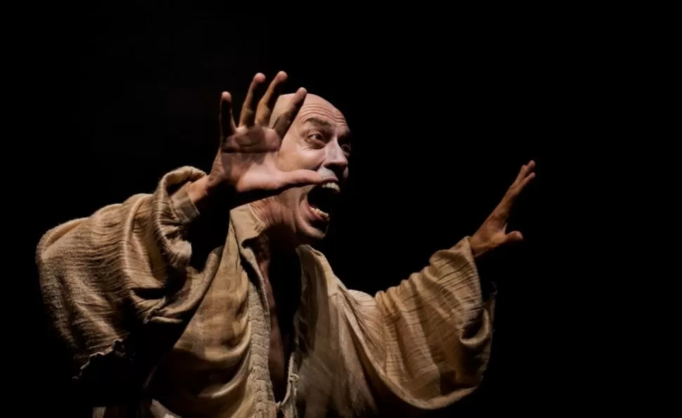 DESDOBLAMIENTO. Pompeyo Audivert interpreta distintos personajes en su monólogo “Habitación Macbeth”, que sólo se ve en modo presencial. 