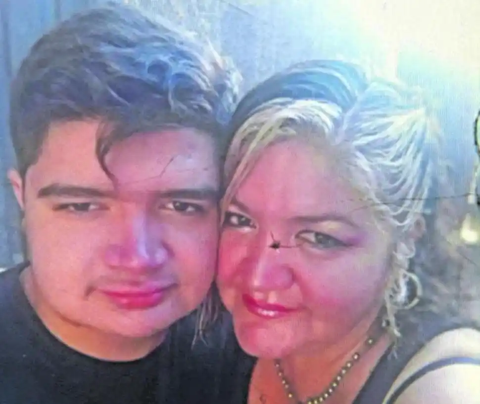 MADRE E HIJO. Matheo Sánchez y Lorena Sánchez en una foto reciente. 