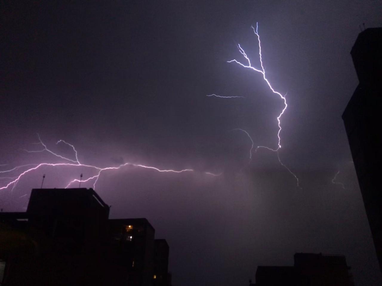 Impactante: Los rayos fueron protagonistas de la tormenta en Tucumán