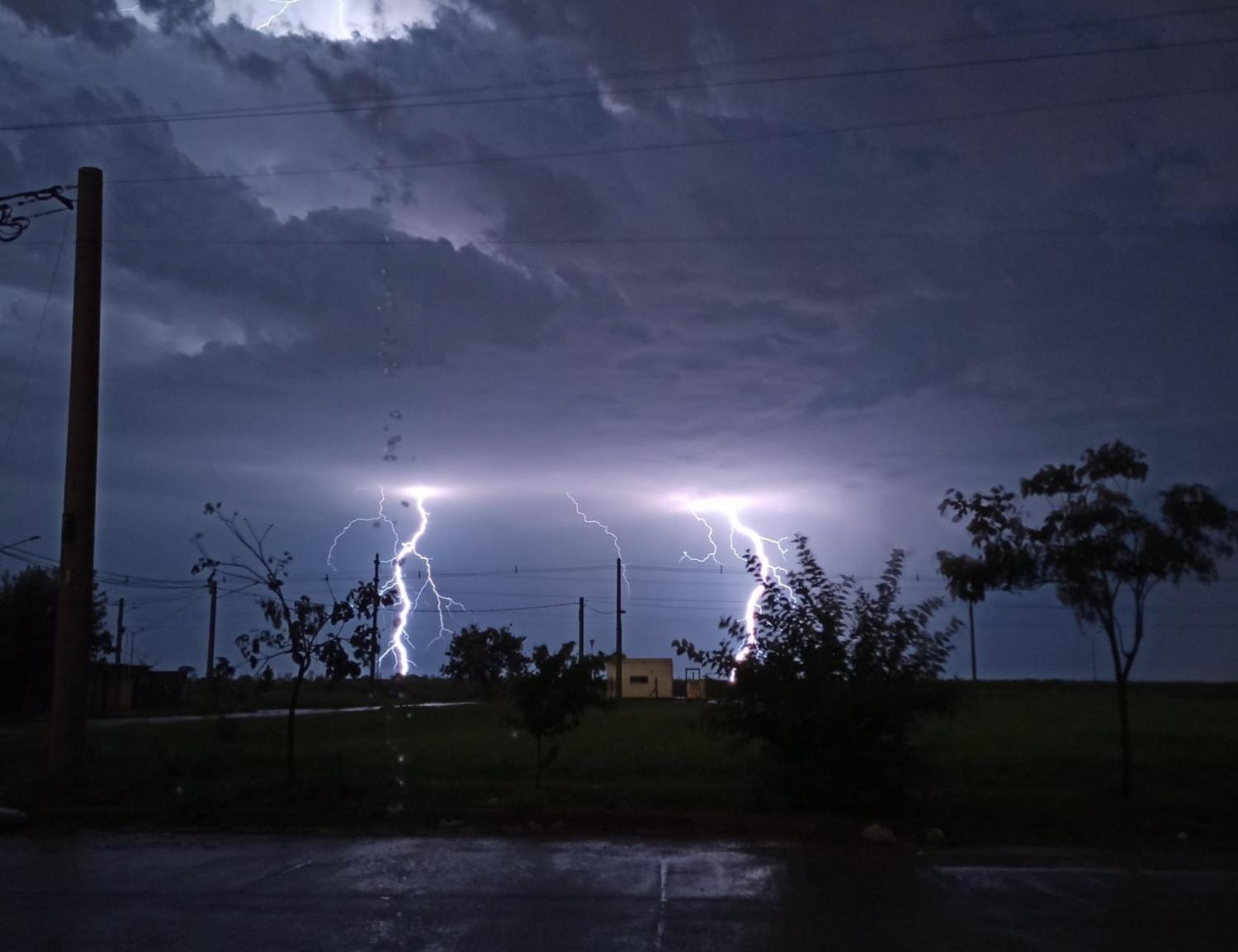 Impactante: Los rayos fueron protagonistas de la tormenta en Tucumán