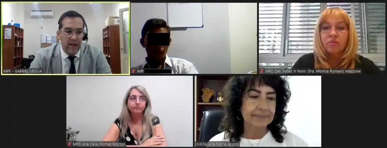 Trepó la pared de una heladería para robar en un departamento en pleno centro 