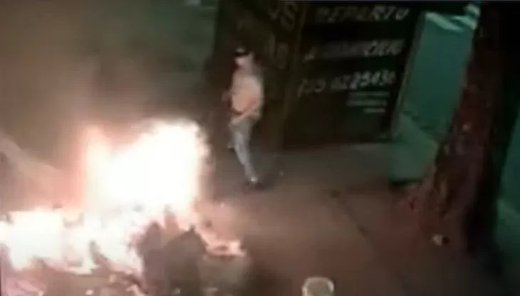 Video: Mujer prendió fuego a un indigente mientras dormía en la calle