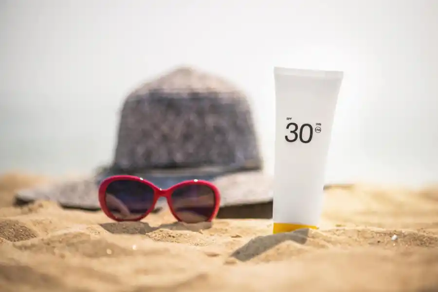 PRECAUCIÓN EN LA PLAYA. El exceso de sol puede causar ojeras. 