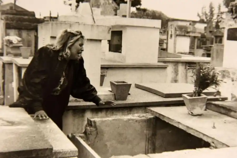 DOLOR. Una mujer llora al descubrir la profanación de la tumba del “gardelito” Daniel Carrizo.