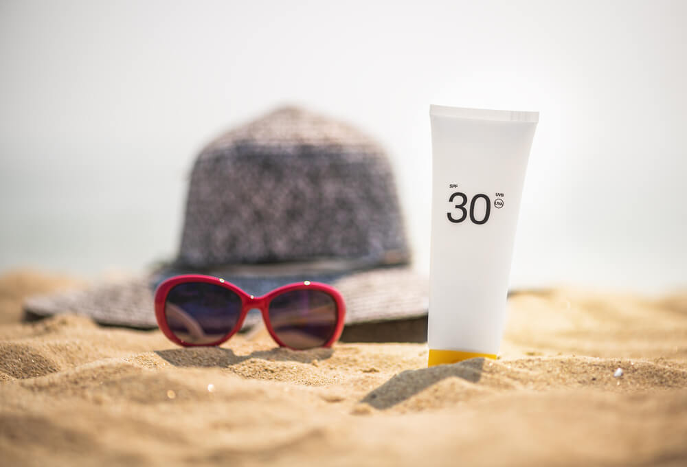 PRECAUCIÓN EN LA PLAYA. El exceso de sol puede causar ojeras. 