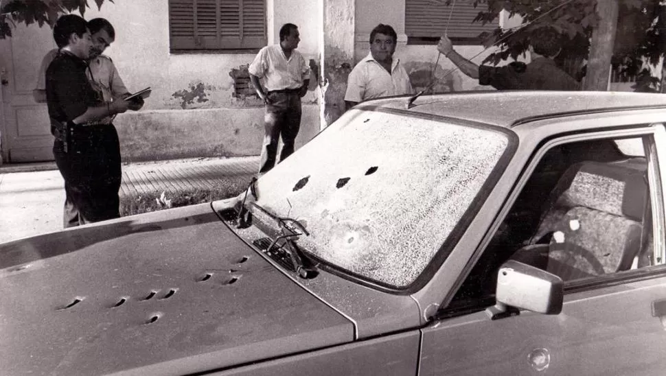 LAS EVIDENCIAS DEL ATAQUE. El auto en el que se trasladaba el oficial Juan Salinas y Ángel “El Mono” Ale. 