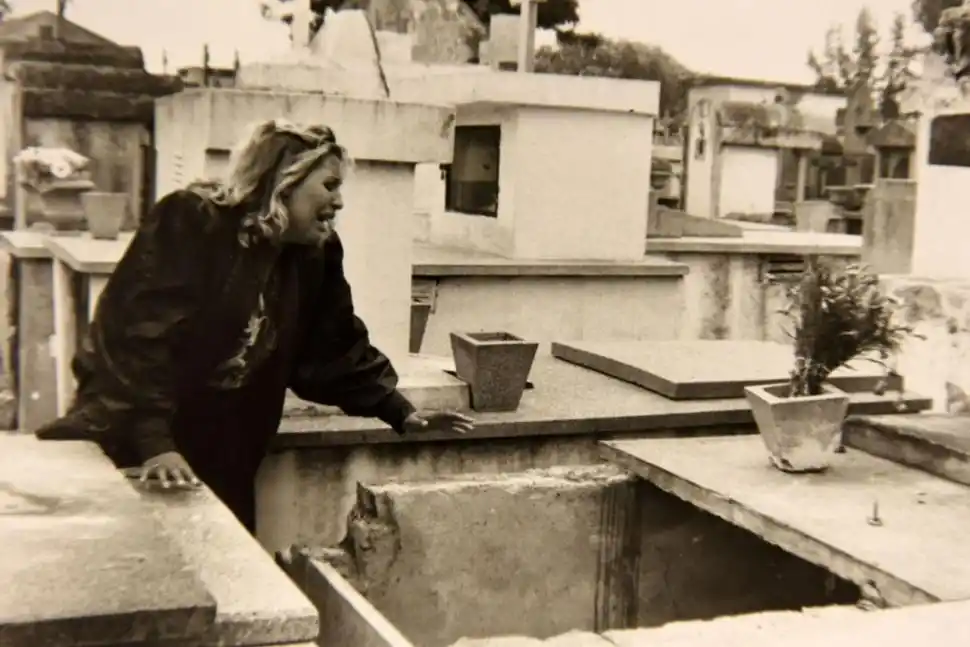 DOLOR. Una mujer llora al descubrir la profanación de la tumba del “gardelito” Daniel Carrizo.