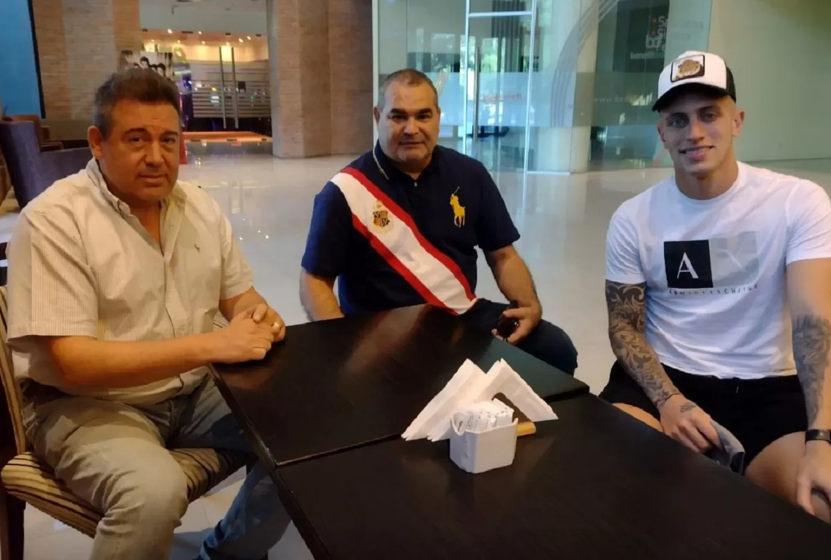 HUBO ACUERDO. Campisi junto a Chilavert y al vicepresidente Miguel Abbondándolo. PRENSA DE ATLÉTICO