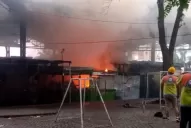 En El Bajo, un incendio devoró parte de la ex Terminal de Ómnibus