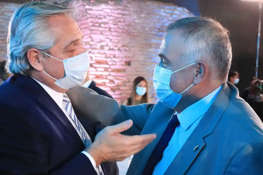 EN LA ROSADA. El Presidente saluda a Jaldo tras las exposiciones.