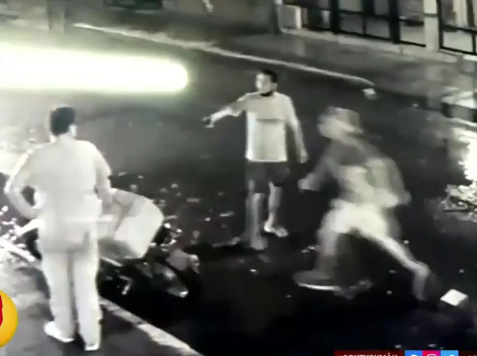 VIDEO. La víctima queda paralizada mientras un ladrón lo apunta con un arma y otro corre a robarle la moto. imagen captura de video