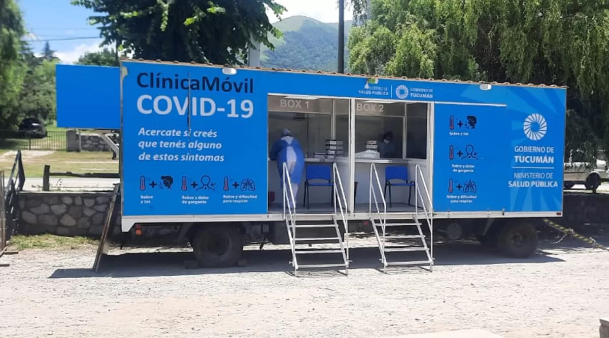 EN LA TERMINAL. Personal del Ministerio de Salud trabaja de 10 a 18 en Tafí del Valle.