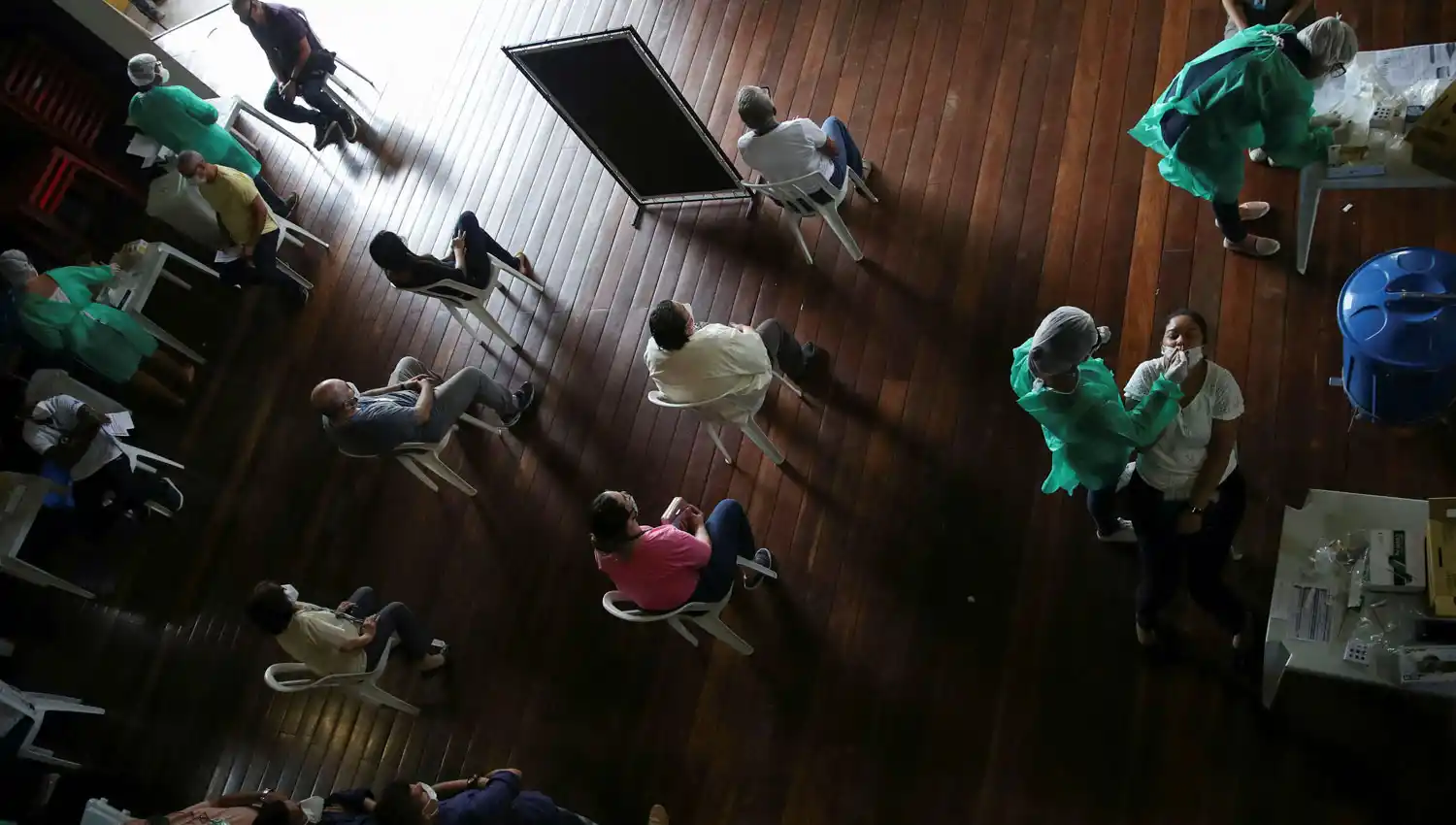 RÍO DE JANEIRO. Los pacientes esperan en un club para ser hisopados. 