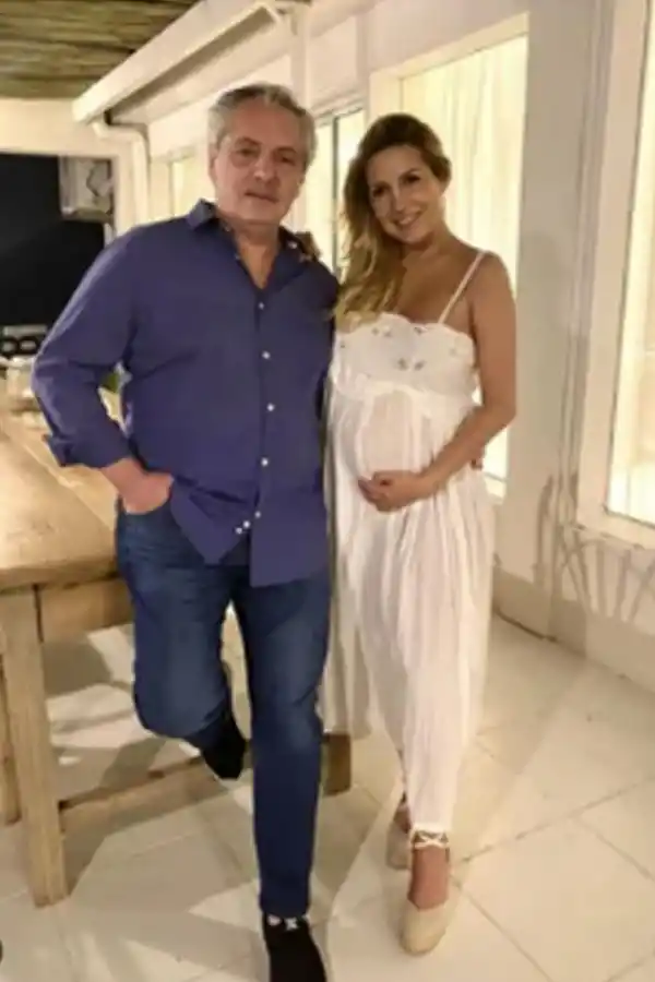 SALUDO EN LAS REDES. El presidente Alberto Fernández recibió el año nuevo junto a su pareja Fabiola Yañez en la quinta de Chapadmalal. Yañez compartió la foto en Instagram.