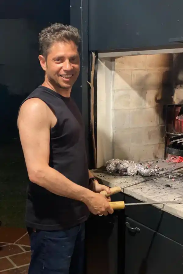 APLAUSOS PARA EL ASADOR. El gobernador de Buenos Aires, Axel Kicillof, festejó fin de año en la isla Martín García.