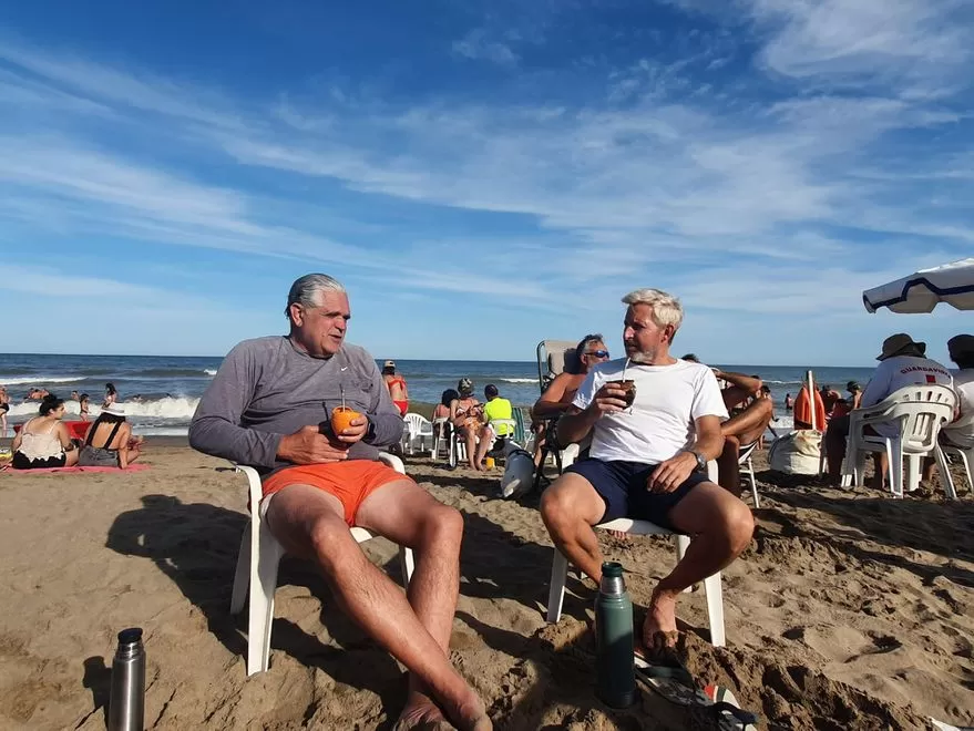 DOS MATES PARA DOS DE JUNTOS POR EL CAMBIO. Ricardo López Murphy y Rogelio Frigerio se juntaron a charlar en un balneario de Pinamar. 