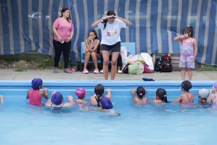 NATACIÓN. Los clubes de la provincia ya abrieron sus puertas y siguen inscribiendo. 