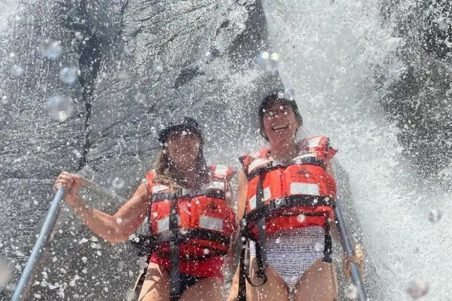 MOMENTO LÚDICO EN LA SELVA MISIONERA. La vocera presidencial Gabriela Cerruti posa junto a la periodista María O´Donnell. 