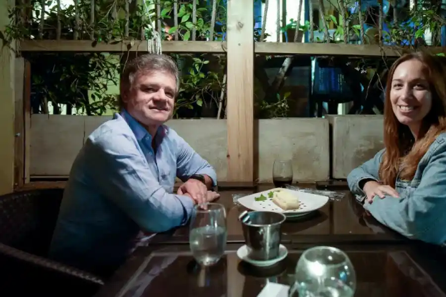 COMIDA EN CARILÓ. María Eugenia Vidal y su pareja, Enrique Sacco, en una cena en el lugar de la costa que eligieron para descansar. 