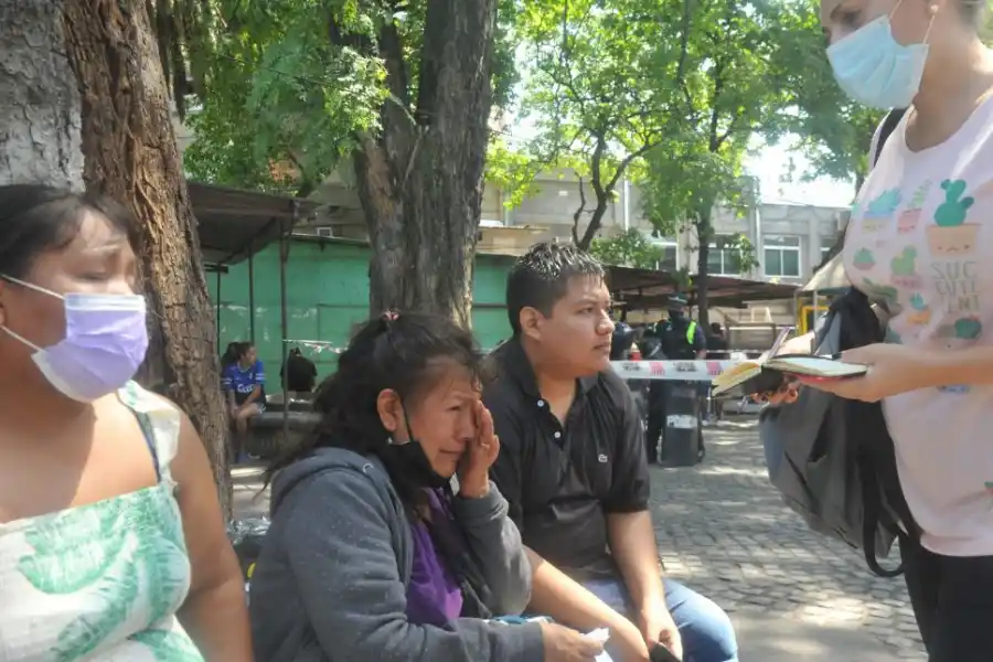 DESTRUIDA. Dora Díaz (al medio) perdió tres locales en el incendio.