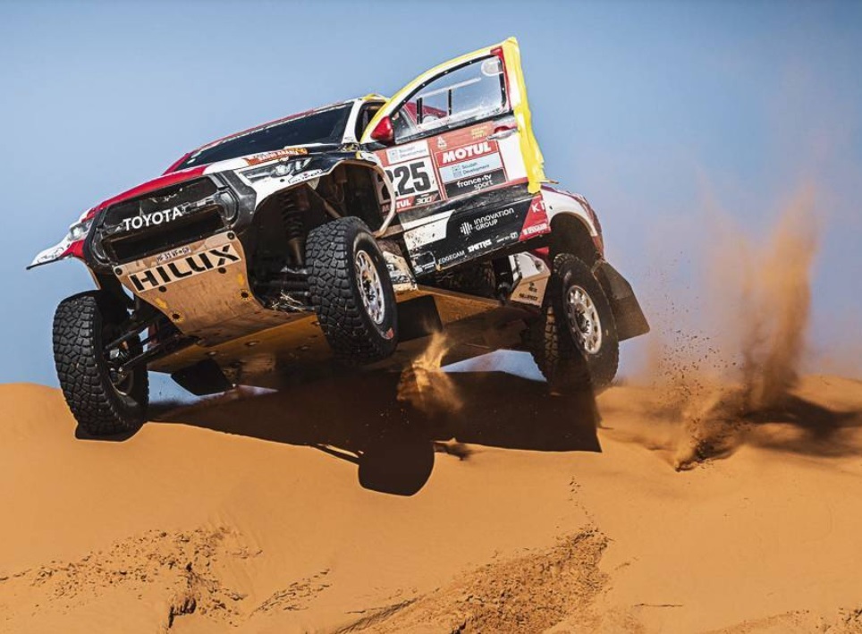 CON LA PUERTA ABIERTA. El sudafricano Lategan avanza con su Toyota sobre las dunas saudíes. 