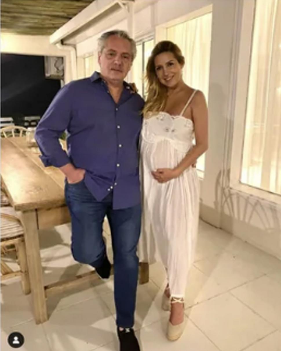 SALUDO EN LAS REDES. El presidente Alberto Fernández recibió el año nuevo junto a su pareja Fabiola Yañez en la quinta de Chapadmalal. Yañez compartió la foto en Instagram.