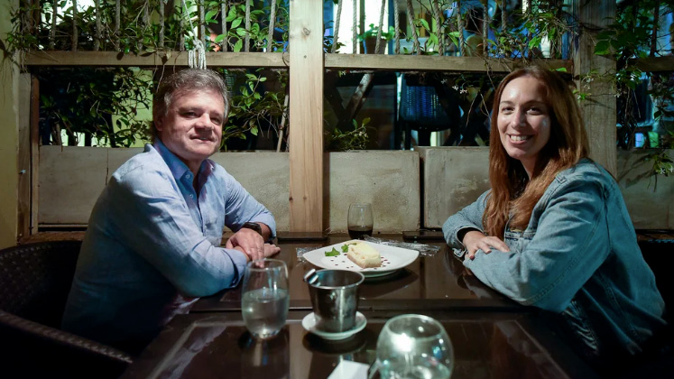 COMIDA EN CARILÓ. María Eugenia Vidal y su pareja, Enrique Sacco, en una cena en el lugar de la costa que eligieron para descansar. 