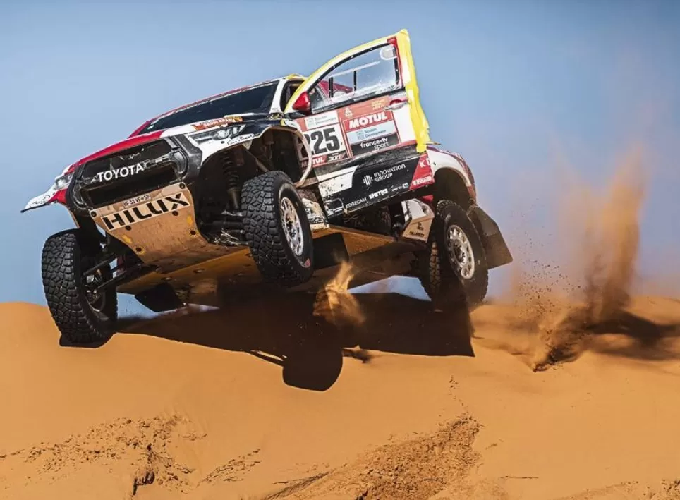 CON LA PUERTA ABIERTA. El sudafricano Lategan avanza con su Toyota sobre las dunas saudíes. 