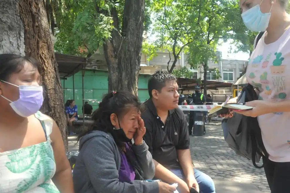 DESTRUIDA. Dora Díaz (al medio) perdió tres locales en el incendio.